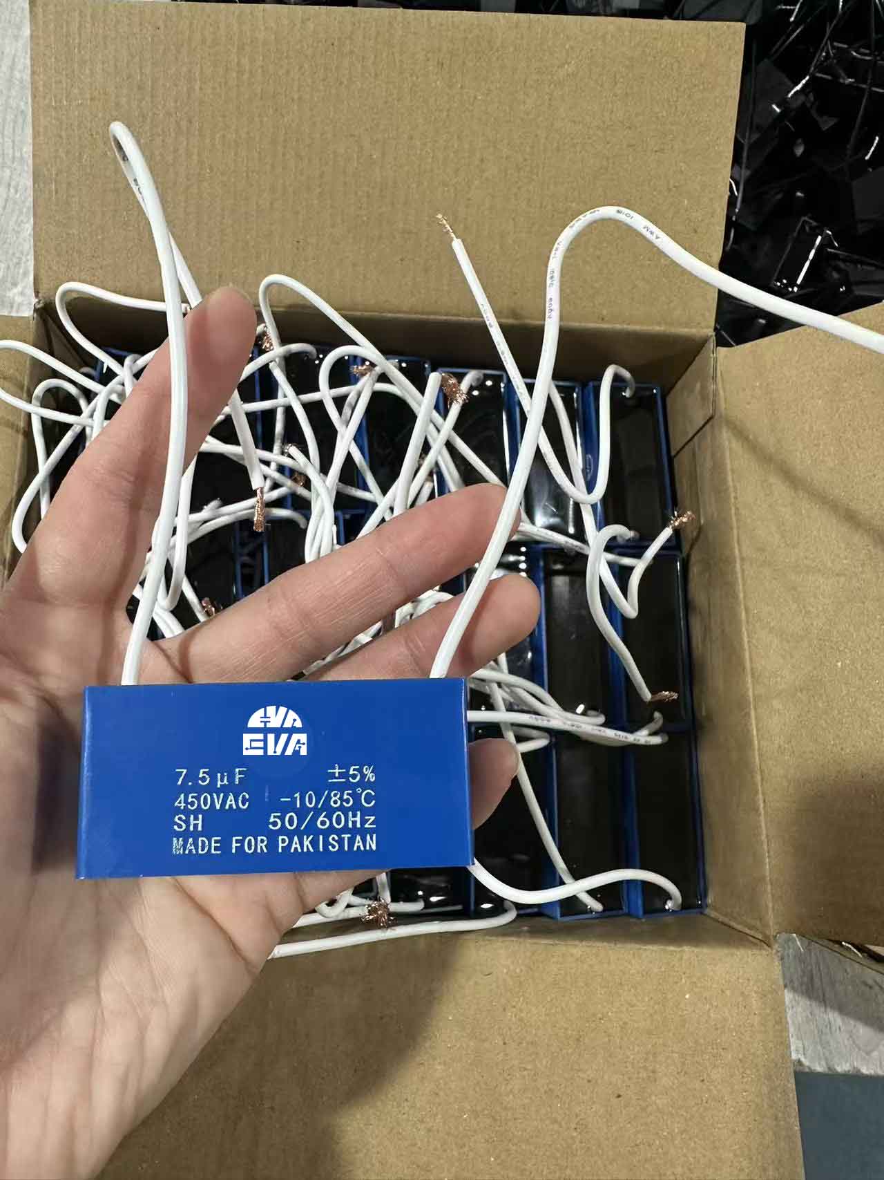 Прочный конденсатор CBB61 для двигателей вентиляторов и насосов.