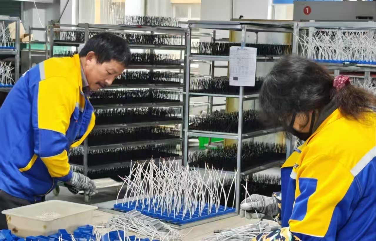 Завод EVA установил 5 новых намоточных станков для увеличения производства конденсаторов CBB61.